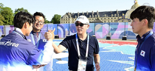 정의선 현대차그룹 회장이 파리올림픽 남자양궁 단체전에서 금메달을 딴 선수들을 축하하고 있다. 연합뉴스